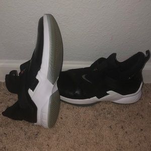 NIKE BASKETBALL SHOES